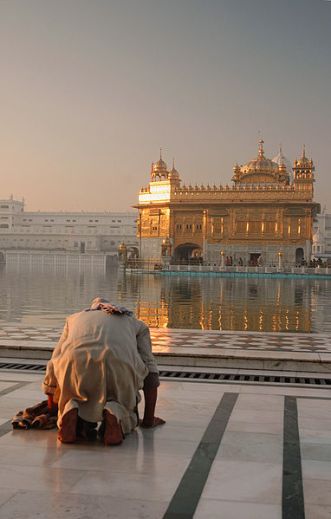 382px-A_devotee_at_Gurudwara_Harmandir_Sahib,_Punjab