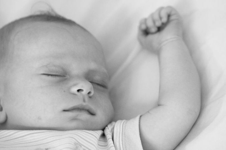 800px-Sleeping_baby_with_arm_extended