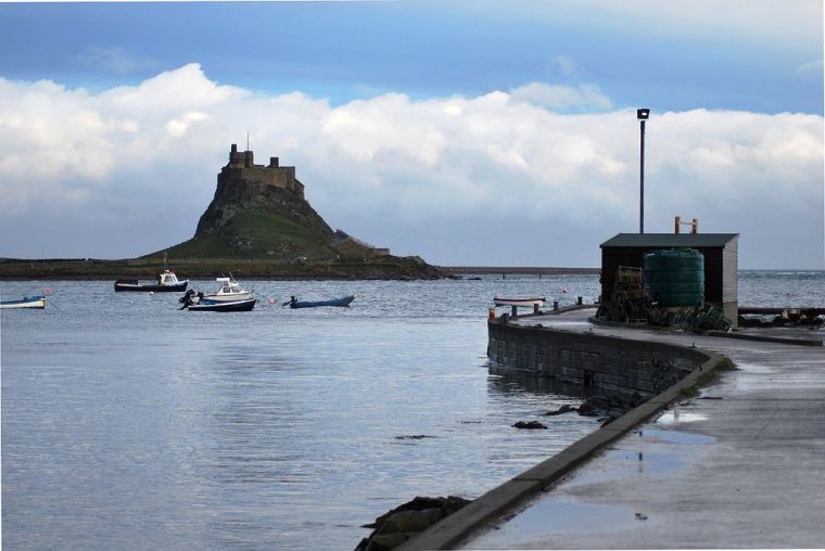 Londisfarne Castle from the harbour on a rainy day. Author: Russ Hamer. Commons
