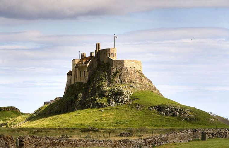 Lindisfarne Castle. It is sited on top of a volcanic mound known as Beblowe Craig. Author: Matthew Hunt. Commons