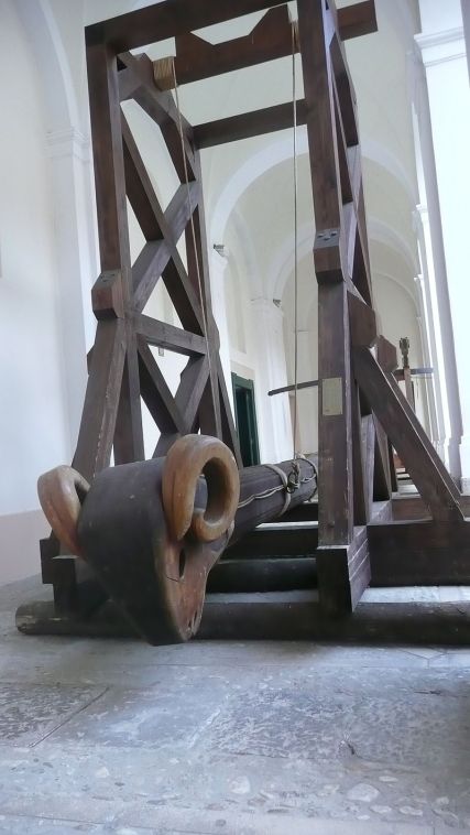 Medieval battering ram at Chateau des Baux, France. Photo: ChrisO. Commons 