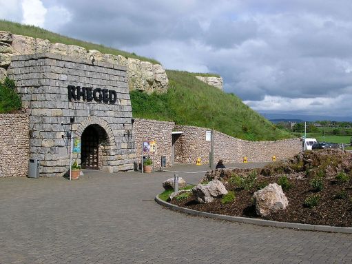 Entrance to the Rheged Discovery Centre, Penrith, Cumbria. Named after the ancient nation of Rheged, it is built in a disused limestone quarry. Author: R. Hawarth. Public Domain