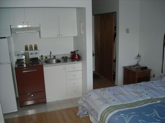 An example of a Canadian cuisinette /kitchenette in a studio apartment in Quebec. Author: Shadiac. Commons
