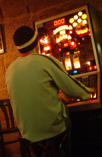 A person playing at a gambling machine. Author: Jose Pereira. Creative Commons