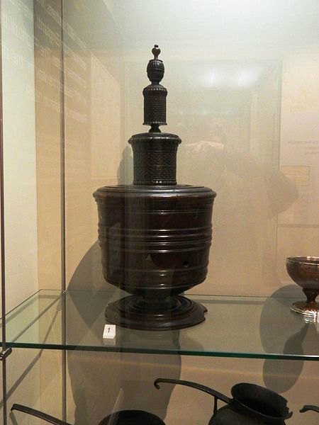Wassail bowl in Ulster Museum. Made of turned lignum vitae, originally belonging to the Chichester family, Earls of Donegal. Aythor: Bazonks. Creative Commons
