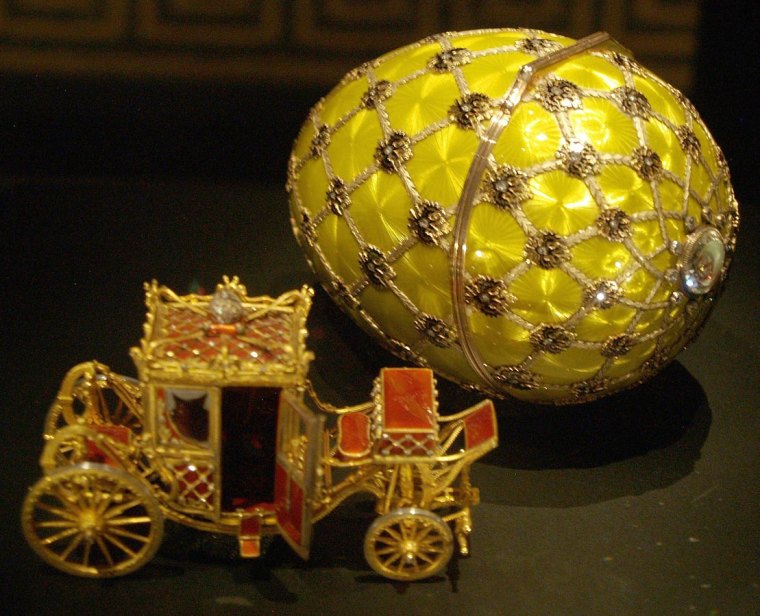Imperial Coronation egg, photographed at an exhibition in Rome.. Author: Miguel Hermoso-Cuesta. Commons.