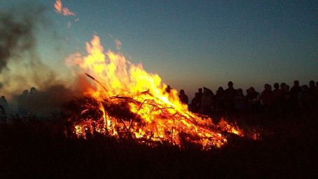 Traditional Cornish hilltop bonfire on Midsummer Eve, 2009. Author: Talskiddy at en.wikipedia. Creative Commons