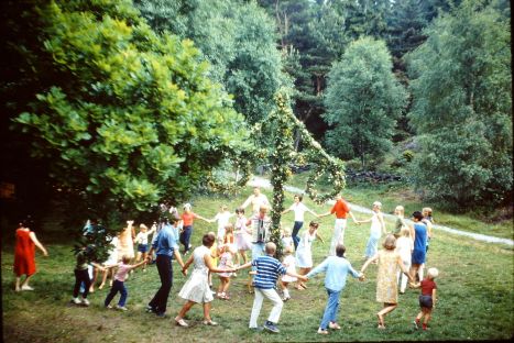 Midsummer celebrations at Årsnäs, started in 1963 at an international community on the west coast of Sweden, near Kode. Date: June, 1969. Family photo of Karim Aasma and Felix Aasma. Uploaded by Mikael Haggsstron. Creative Commons