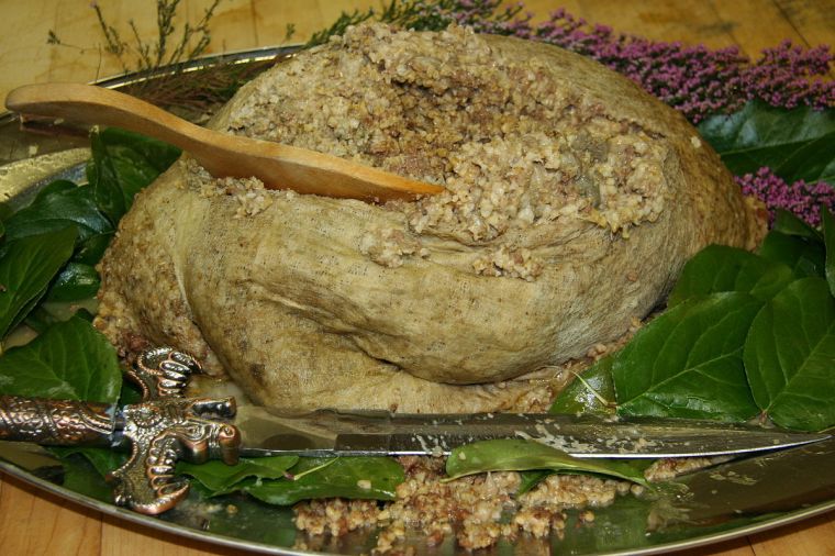 Haggis on a garnished platter with a knife used to cut it open in the "Address" to a haggis at a Burns Supper in Rochester, Minnesota. Author: Jonathunder. Creative Commons